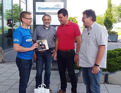 Ametikoolitus OÜ koolitaja Lenno Põder (vasakul) tänamas 3G Veoseohutuse Kompetentsikeskuse koolitajaid Saksamaal Fuldas.